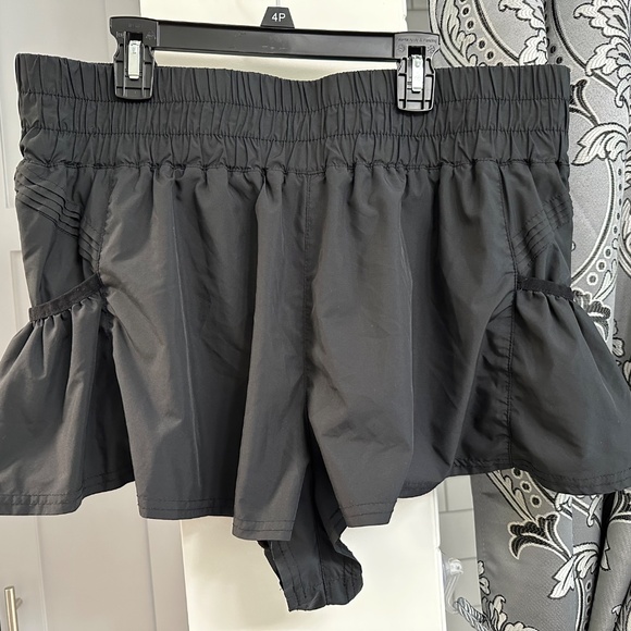 Free People Get Your Flirt On Black Athletic Shorts Activewear XL - Picture 2 of 10